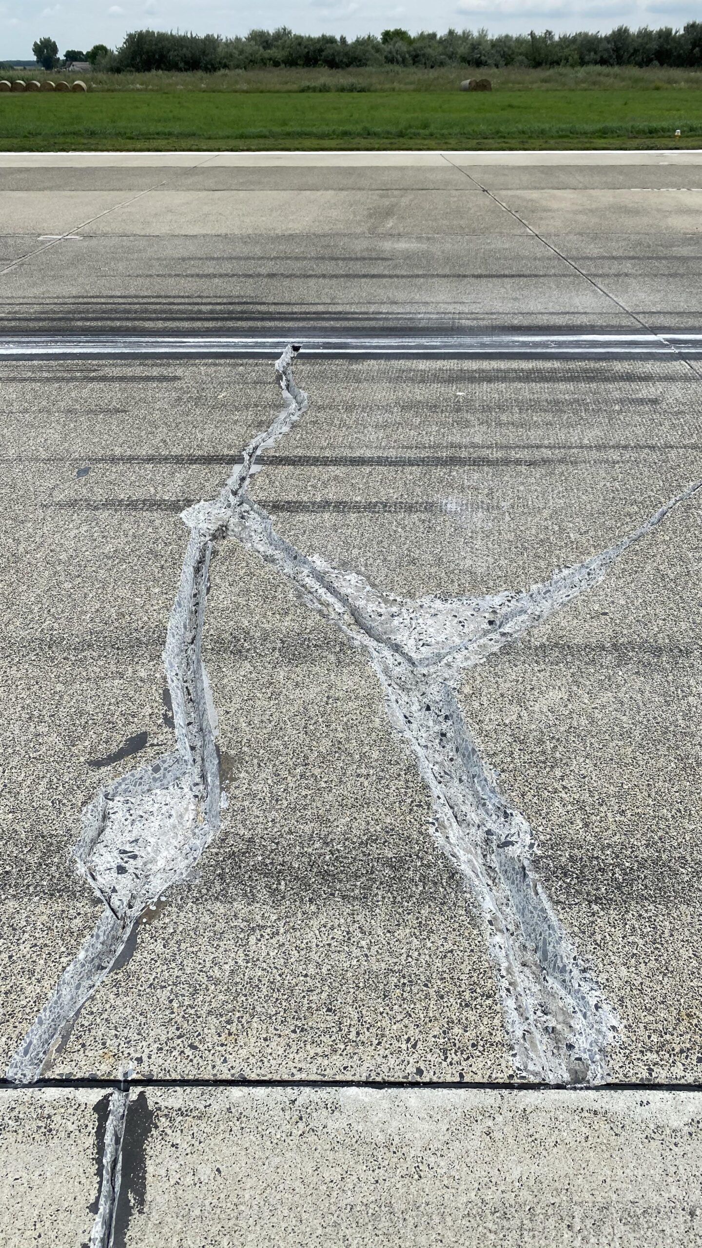 Reparații crăpături și gropi în beton